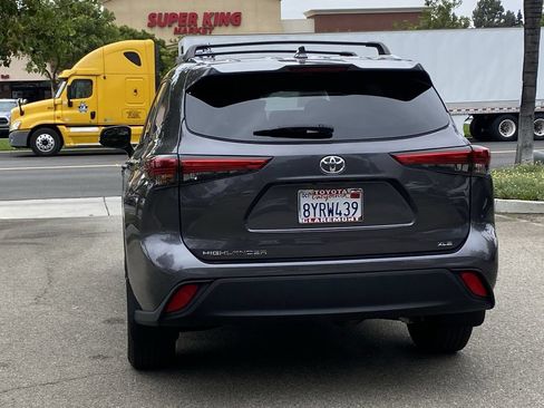 Used 2021 Toyota Highlander XLE FWD image 42