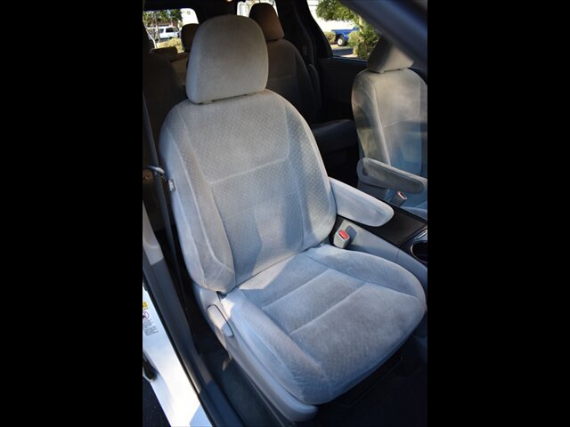 Used 2017 Toyota Sienna LE FWD image 33