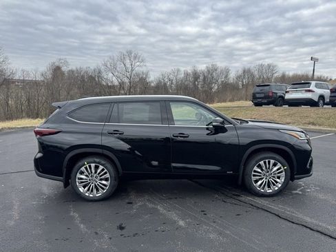 New 2026 Toyota Highlander Platinum image 2