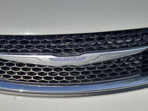 Used 2017 Chrysler Pacifica Touring-L Plus FWD image 5