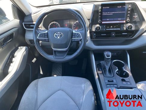 Used 2022 Toyota Highlander LE AWD/4WD image 33