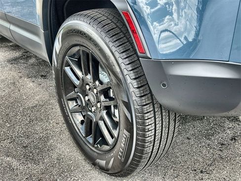 Used 2025 Land Rover Defender 110 S image 11