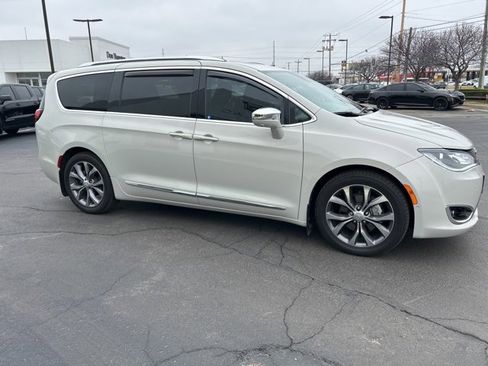 Used 2020 Chrysler Pacifica Limited image 5