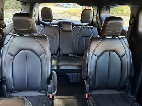 Used 2025 Chrysler Pacifica Select image 39