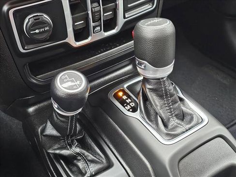 Used 2025 Jeep Gladiator Sport image 28