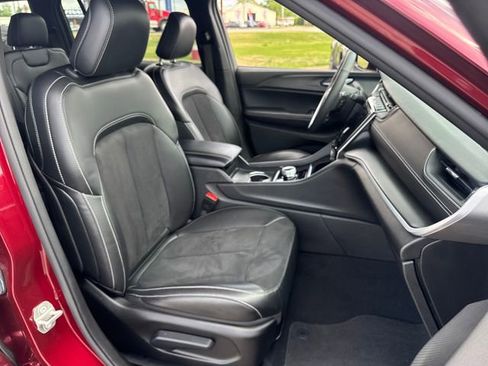 Used 2024 Jeep Grand Cherokee L Altitude image 12