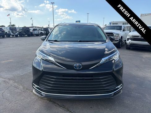 Used 2021 Toyota Sienna XLE FWD image 3