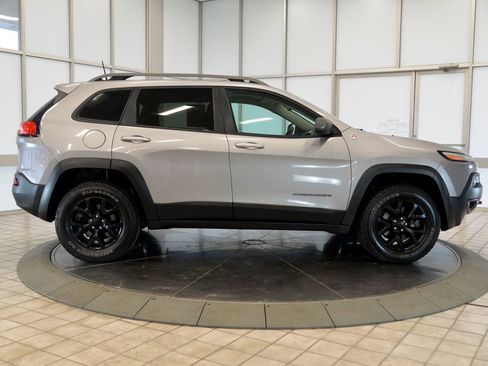 Used 2016 Jeep Cherokee Trailhawk w/ Cold Weather Group image 9
