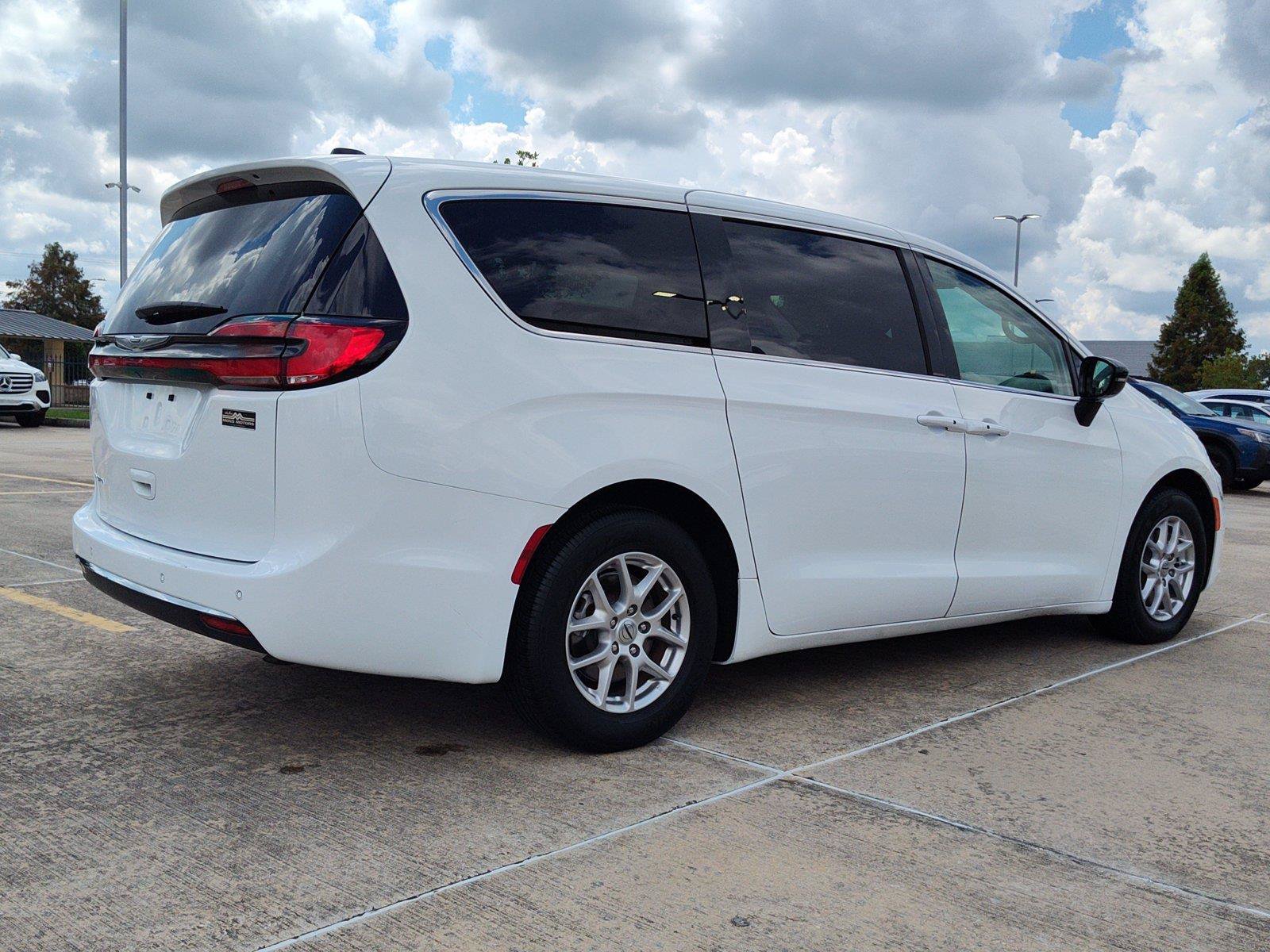 Used 2024 Chrysler Pacifica Touring-L FWD image 8