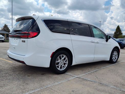 Used 2024 Chrysler Pacifica Touring-L FWD image 8