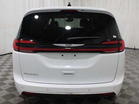 Used 2024 Chrysler Pacifica Touring-L FWD image 31