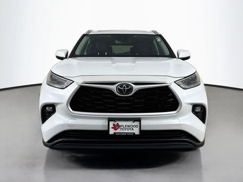 Used 2023 Toyota Highlander XLE AWD/4WD image 2