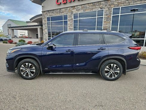 Used 2021 Toyota Highlander XLE image 2