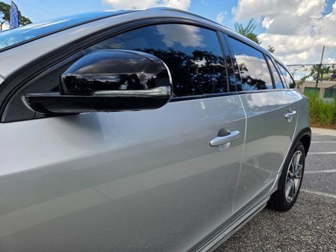 Used 2018 Volvo V60 T5 Cross Country image 10