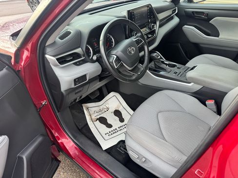 Used 2022 Toyota Highlander LE image 11