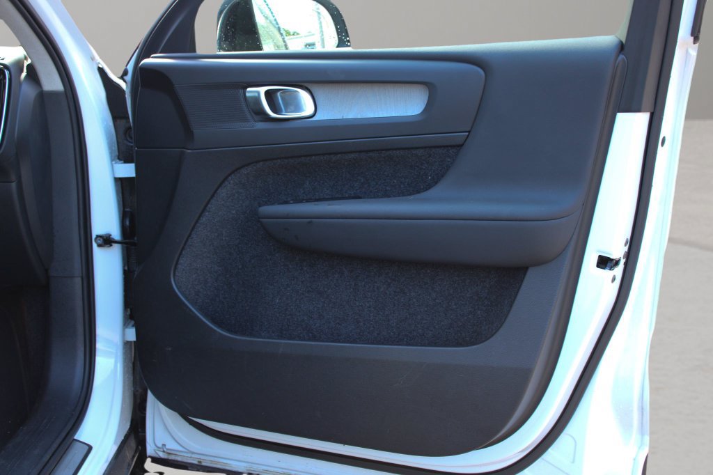 Certified 2025 Volvo XC40 B5 Plus AWD/4WD image 23