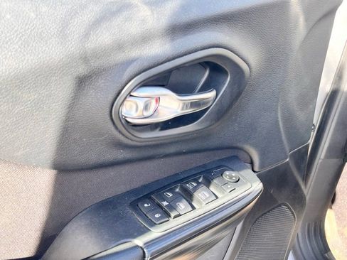 Used 2016 Jeep Cherokee Latitude w/ Comfort/Convenience Group image 9