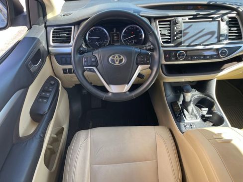 Used 2014 Toyota Highlander XLE FWD image 2