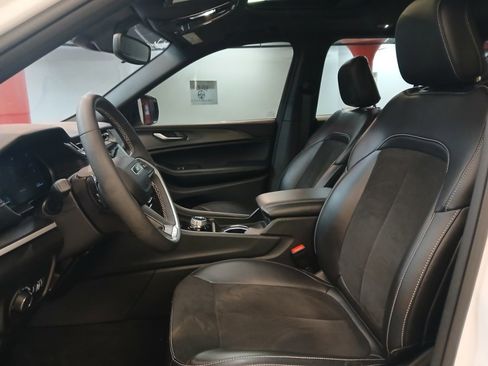 Used 2023 Jeep Grand Cherokee Altitude image 9