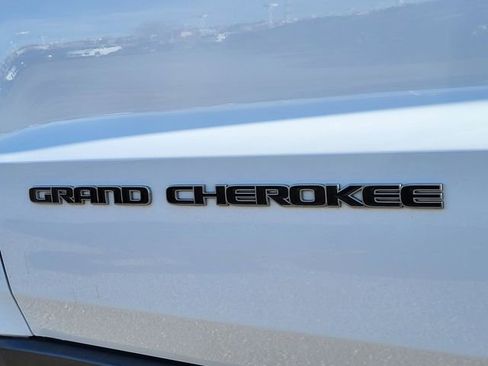 Used 2017 Jeep Grand Cherokee Limited image 30