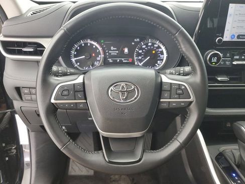 Used 2024 Toyota Highlander LE AWD/4WD image 24