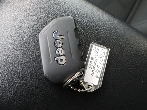 Used 2020 Jeep Gladiator Sport image 33