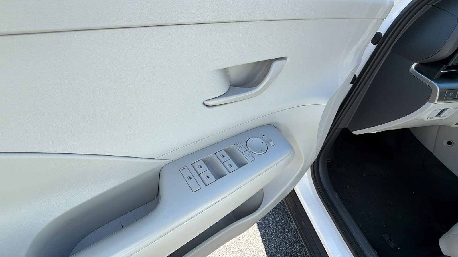 Used 2025 Hyundai Kona SEL AWD/4WD image 15