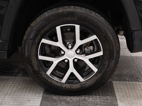 Used 2024 Jeep Grand Cherokee Limited image 17