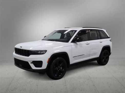 Certified 2023 Jeep Grand Cherokee Altitude image 4