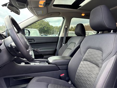 Used 2025 Nissan Pathfinder SV w/ SV Premium Package image 19