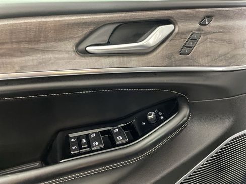 Used 2022 Jeep Grand Cherokee Overland w/ Luxury Tech Group IV AWD/4WD image 9