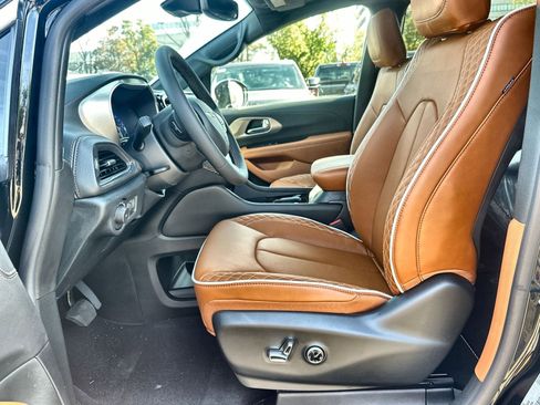 New 2026 Chrysler Pacifica Pinnacle image 13