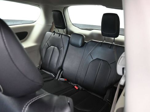 Used 2022 Chrysler Pacifica Touring-L FWD image 36