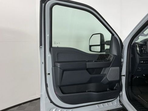 Used 2025 Ford F350 Lariat w/ Black Appearance Package image 15