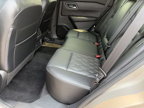 Used 2024 Nissan Rogue Platinum w/ Platinum Premium Package FWD image 18
