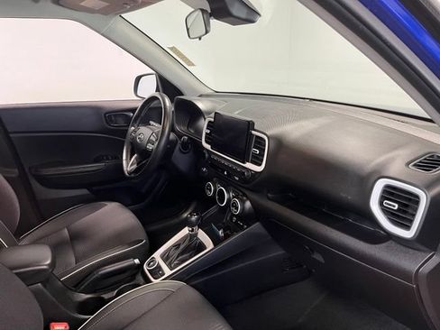 Used 2025 Hyundai Venue Limited FWD image 11