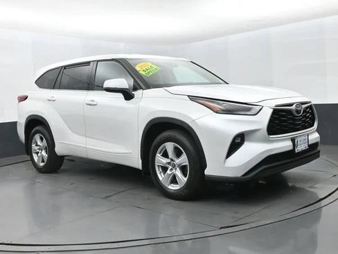 Used 2022 Toyota Highlander LE AWD/4WD image 2