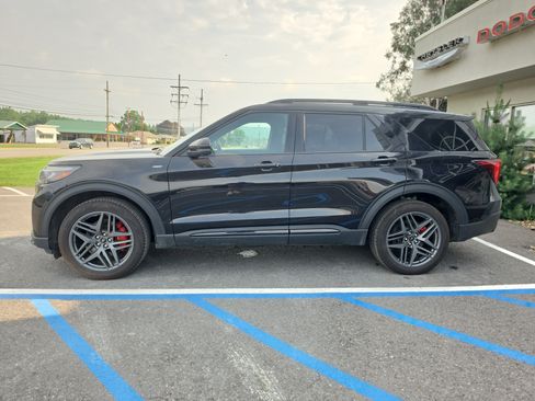 Used 2025 Ford Explorer ST-Line w/ ST-Line Street Pack AWD/4WD image 7