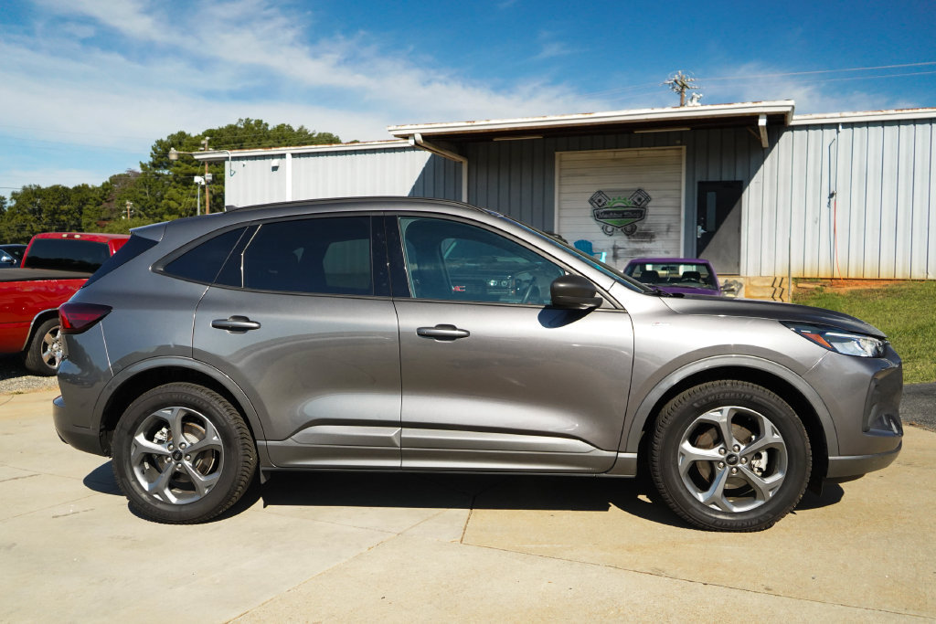 Used 2023 Ford Escape ST-Line w/ Tech Pack #1 AWD/4WD image 3