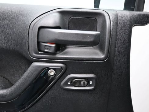 Used 2012 Jeep Wrangler Unlimited Sahara AWD/4WD image 11