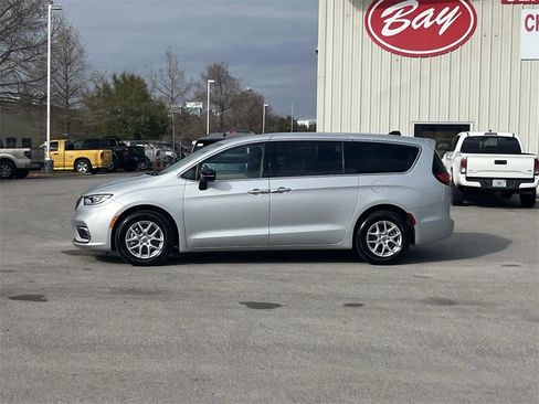 Used 2024 Chrysler Pacifica Touring-L image 2