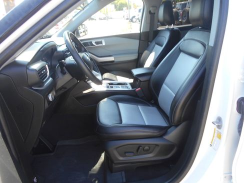 Used 2023 Ford Explorer XLT w/ Equipment Group 202A image 6