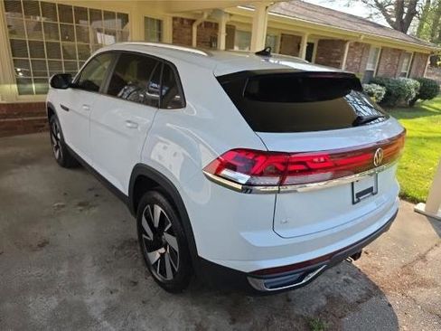 Used 2025 Volkswagen Atlas Cross Sport SE w/ Panoramic Sunroof Package image 4