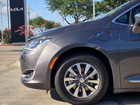 Used 2020 Chrysler Pacifica Limited w/ Advanced Safetytec Group FWD image 10
