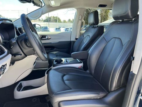 Used 2024 Chrysler Pacifica Touring-L FWD image 3
