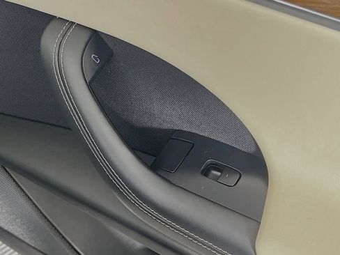 Used 2022 Tesla Model X image 30