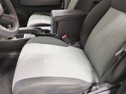 Used 2009 Dodge Nitro SE image 17