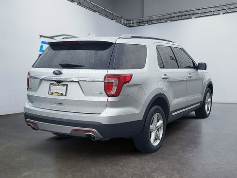 Used 2016 Ford Explorer XLT w/ Equipment Group 201A image 3