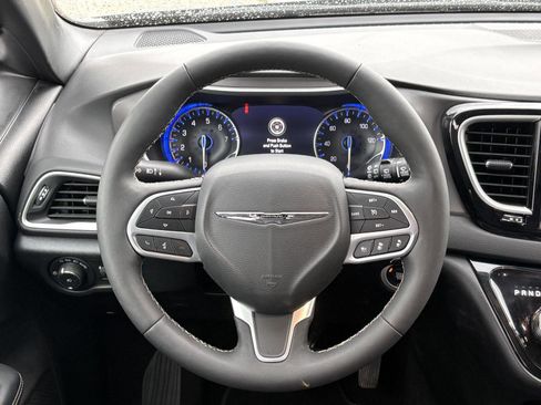 Used 2025 Chrysler Pacifica Select FWD image 12