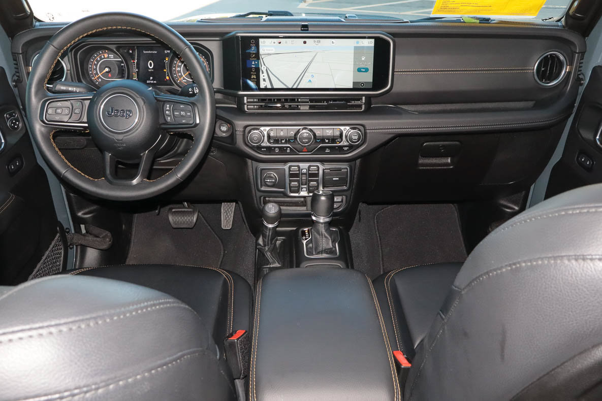 Used 2025 Jeep Gladiator Mojave AWD/4WD image 9